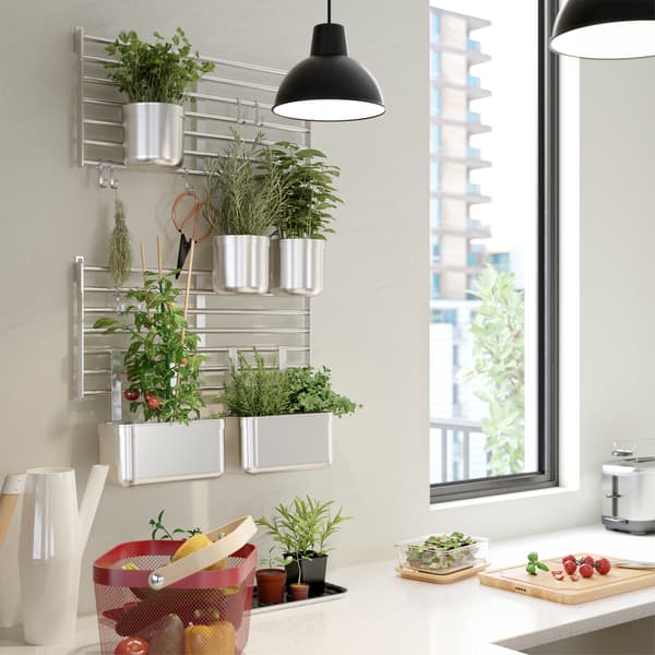 IKEA KUNGSFORS ІКЕА КУНГСФОРС настінну сітку з нержавіючої сталі можна закріпити безпосередньо на стіні або скористатися KUNGSFORS КУНГСФОРС підвісною рейкою.