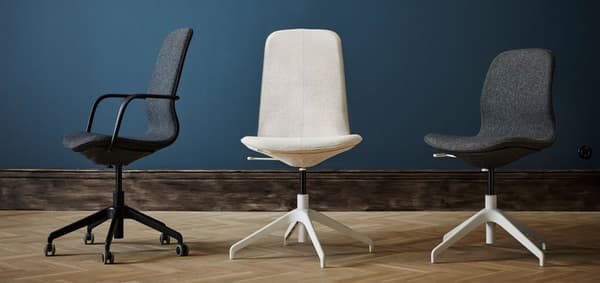 IKEA LÅNGFJÄLL Stühle in schwarz und weiß vor einem blauen hintergund.