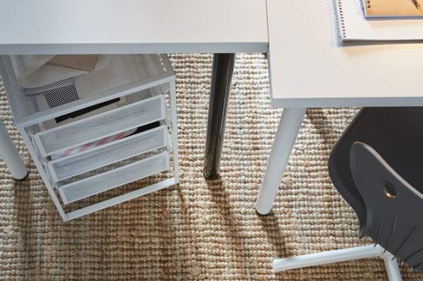 IKEA LENNART Bloco de gavetas em branco, visto de cima por baixo de uma secretária