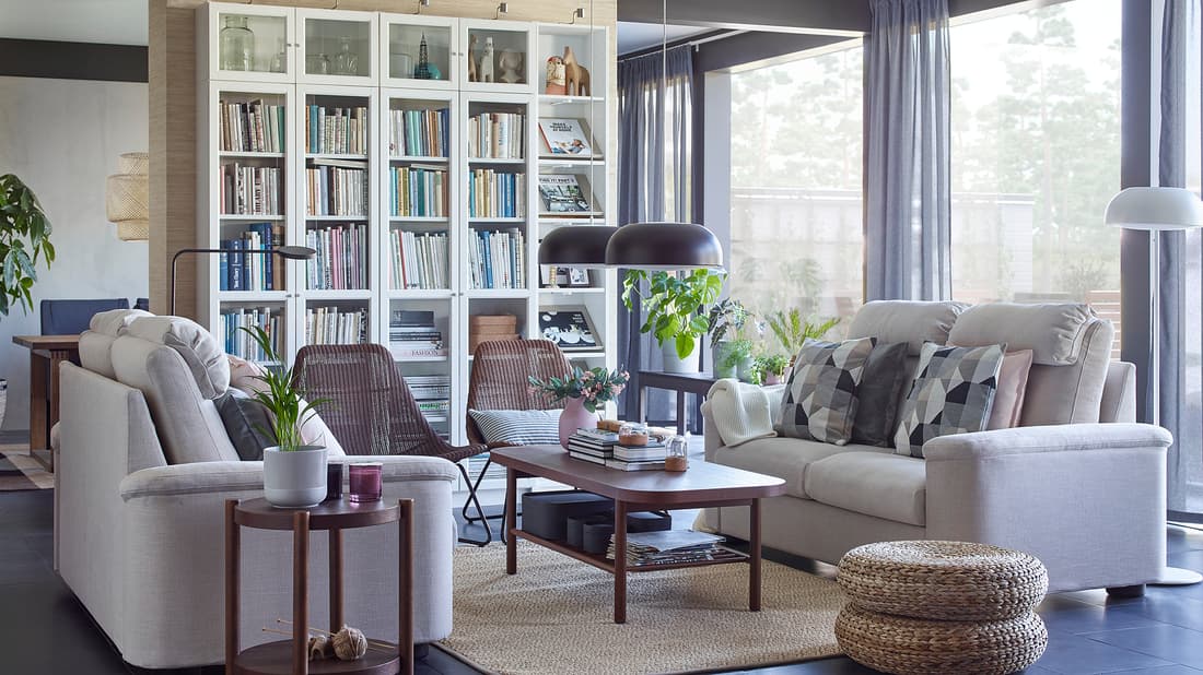 Loungen in een opgeruimde woonkamer IKEA