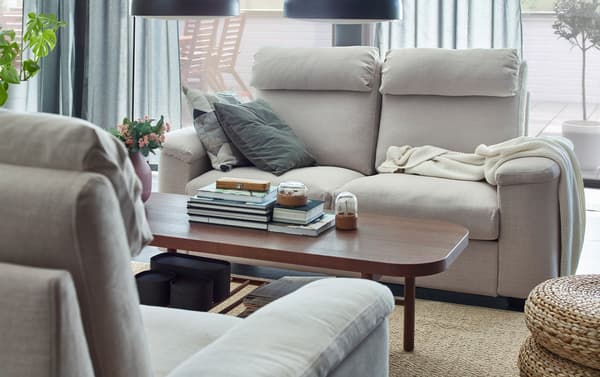 IKEA LIDHULT világos bézs kanapék és sötétbarna dohányzóasztal.