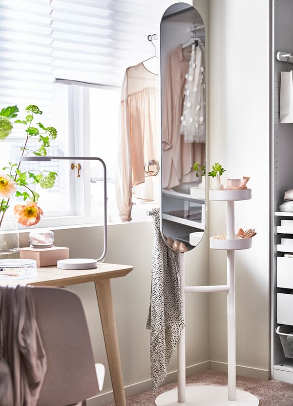 IKEA LIERSKOGEN dressboy met spiegel met twee cirkelvormige schaaltjes om accessoires in te leggen.