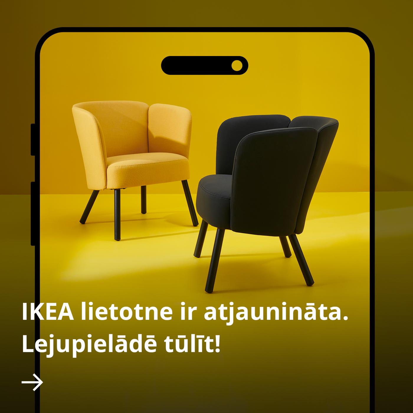IKEA lietotnes atjauninājuma reklāma ar moderniem krēsliem viedtālruņa ekrānā.