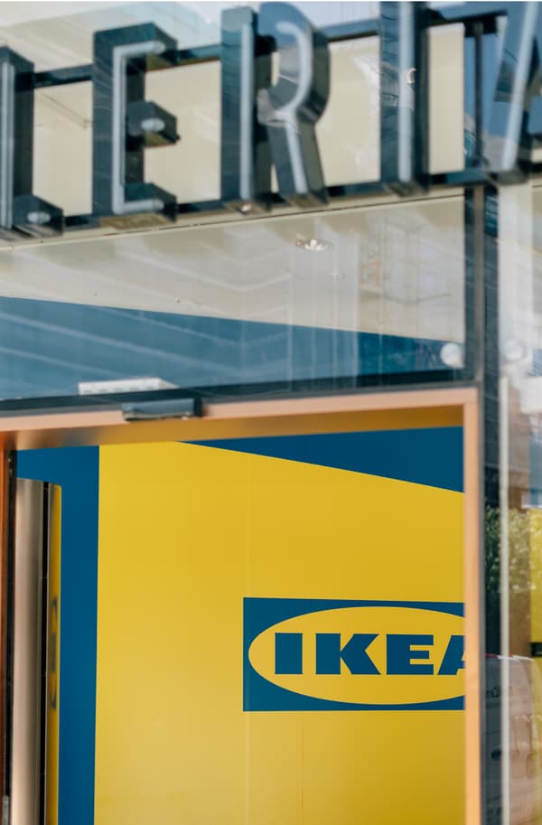 IKEA-logga syns på vägg innanför en entrédörr med texten "GALLERIAN"