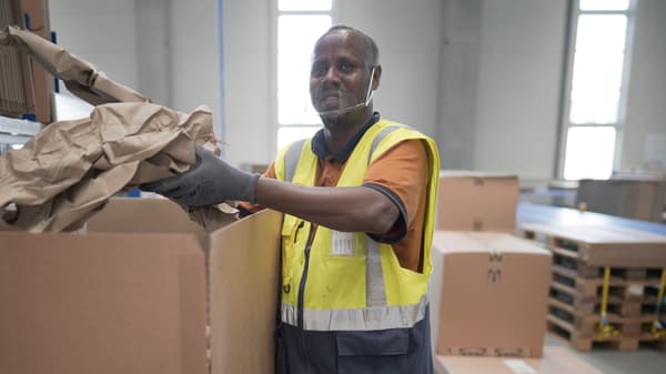 IKEA Logistik-Mitarbeiter beim Verpacken von Waren im Lager, nachhaltige Verpackungslösungen und effizienter Versandservice bei IKEA