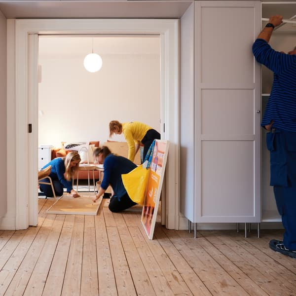 IKEA medarbejdere er i fuld gang med at indrette et rum hos Reden, Aalborg, som var sidste års viner af IKEA Naboskab