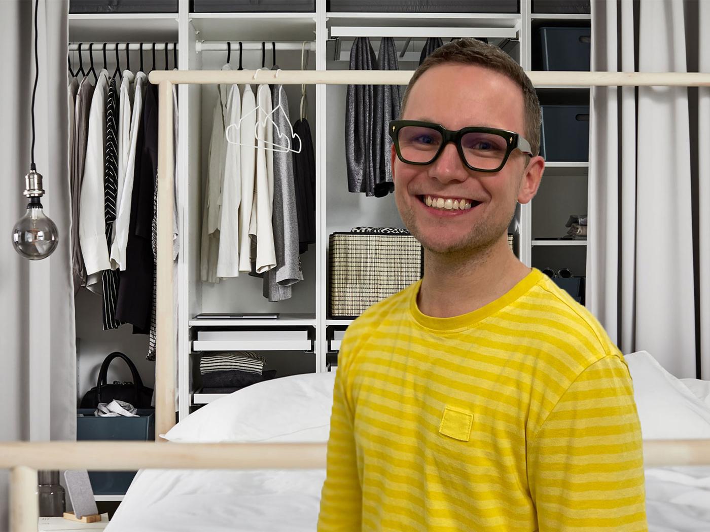 IKEA-medarbetare framför en välorganiserad garderob.