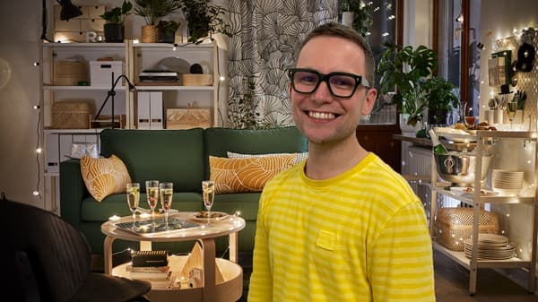 IKEA medarbetare framför ett upplyst vardagsrum.