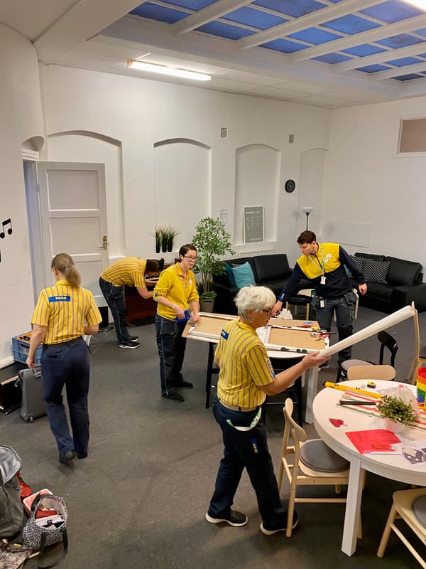 IKEA medarbetare går runt i en lokal på Kalmar Stadsmission.