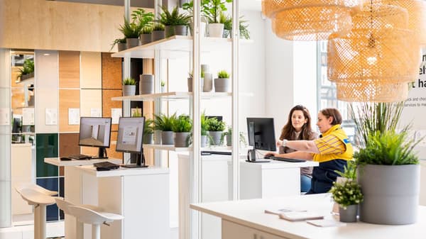 IKEA medarbetare i en planeringsstudio