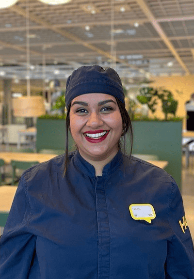 IKEA medarbetare i köksuniform.