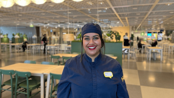 IKEA medarbetare i köksuniform.
