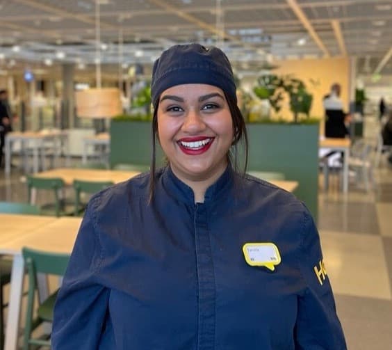 IKEA medarbetare i köksuniform ler mot kameran.