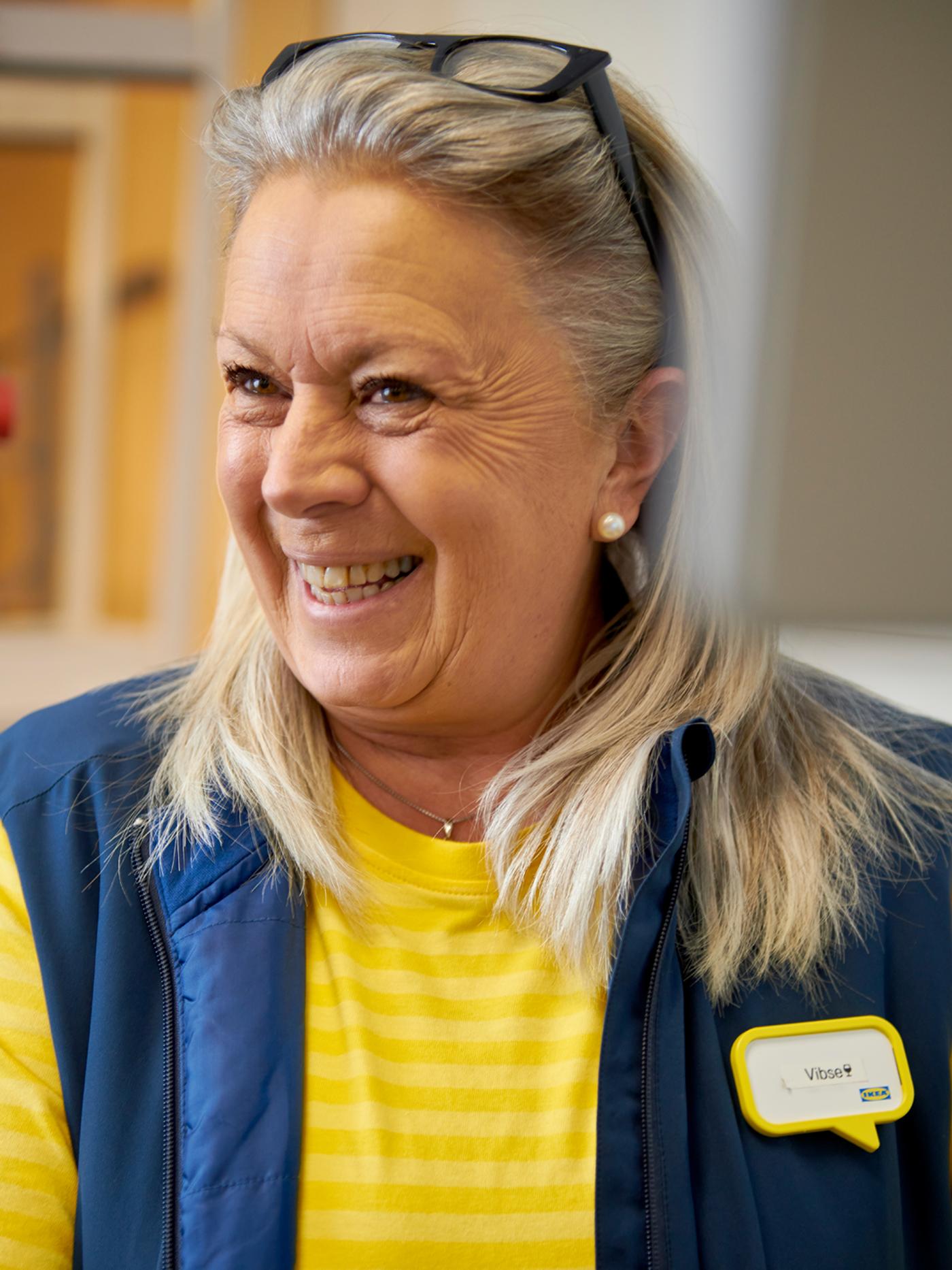 IKEA medarbetare som ler