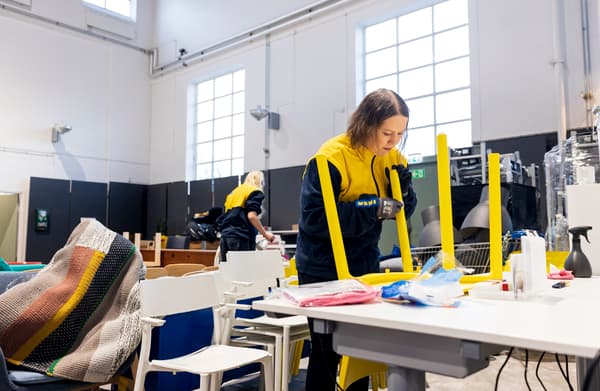 IKEA-medarbetare som rengör gult bord