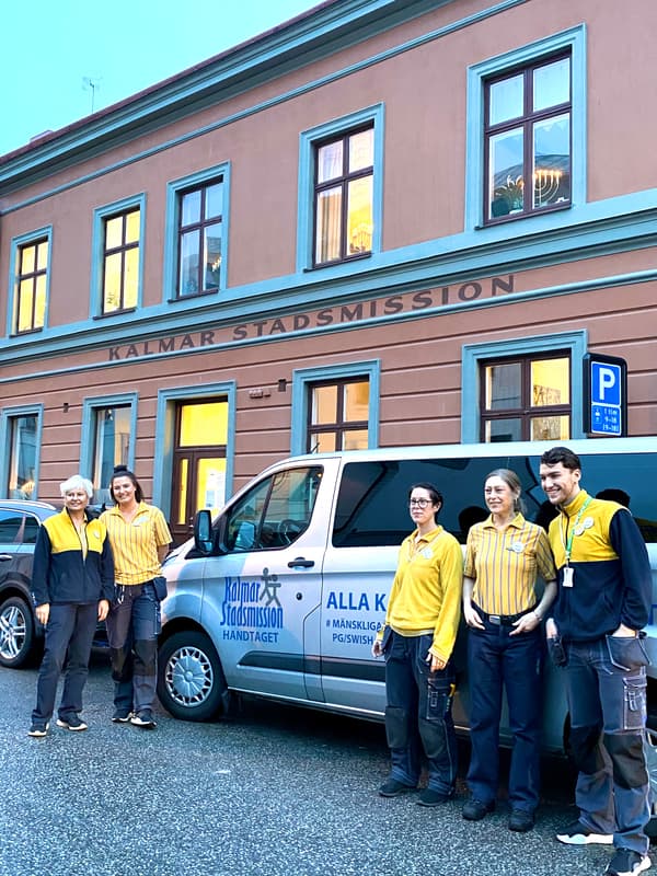 IKEA medarbetare står framför en bil på gatan, framför Kalmar Stadsmission.