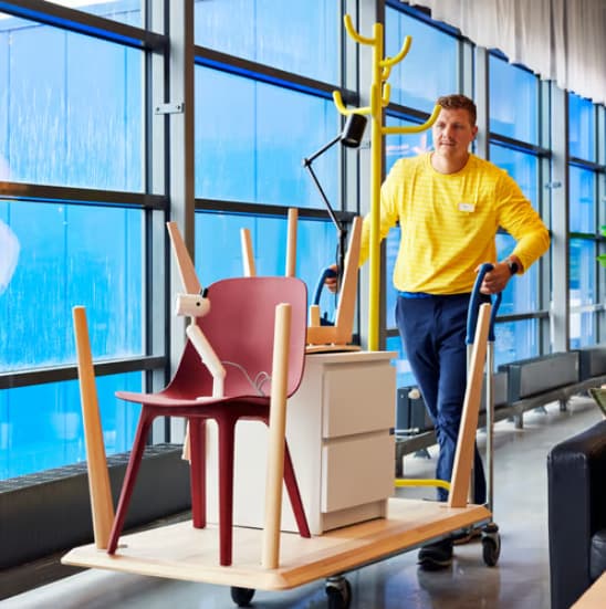 IKEA medewerker met een kar vol spullen