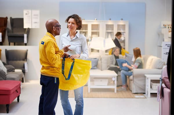IKEA medewerker praat met bezoeker
