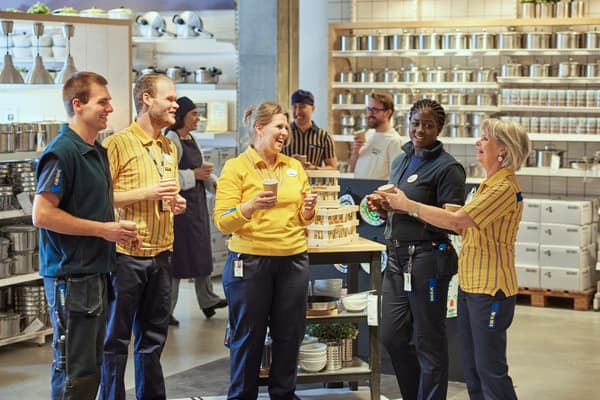 IKEA medewerkers in een IKEA vestiging 