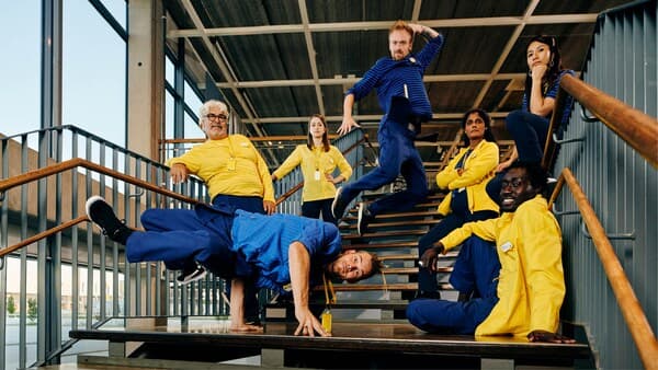IKEA medewerkers op een trap