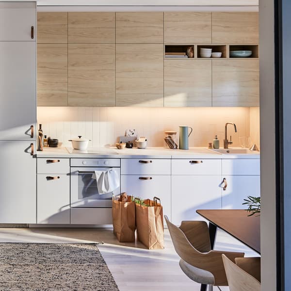 IKEA METOD keuken met lichte houten ASKERSUND deurfronten in essenpatroon en MELHOLT glad geweven vloerkleed van jute en wol.
