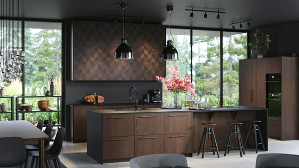 IKEA METOD kitchen, customised with SINNARP door fronts, and a kitchen table with chair and a kitchen island with bar stools.