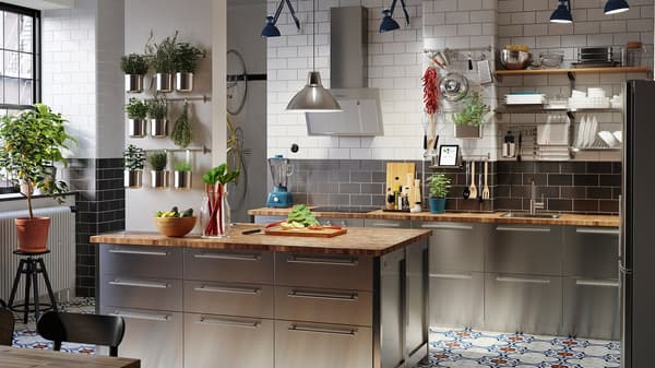 IKEA METOD kitchen, customised with VÅRSTA door fronts, kitchen island and a kitchen table with chairs.