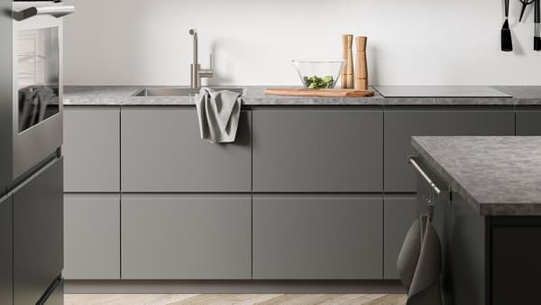 IKEA METOD kitchen, customised with VOXTORP door fronts, and a kitchen island.