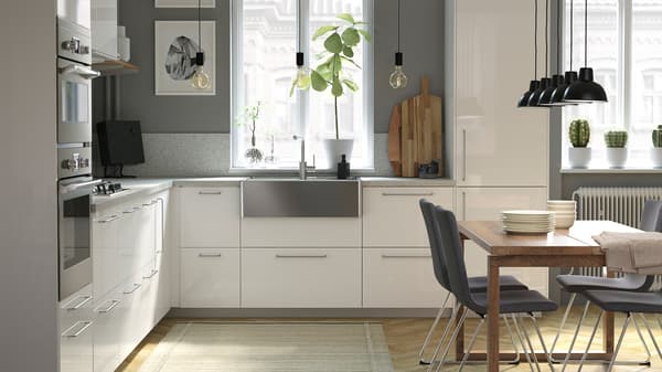 IKEA METOD kitchen, customised with YTTERBYN door fronts, and a kitchen table with chairs.
