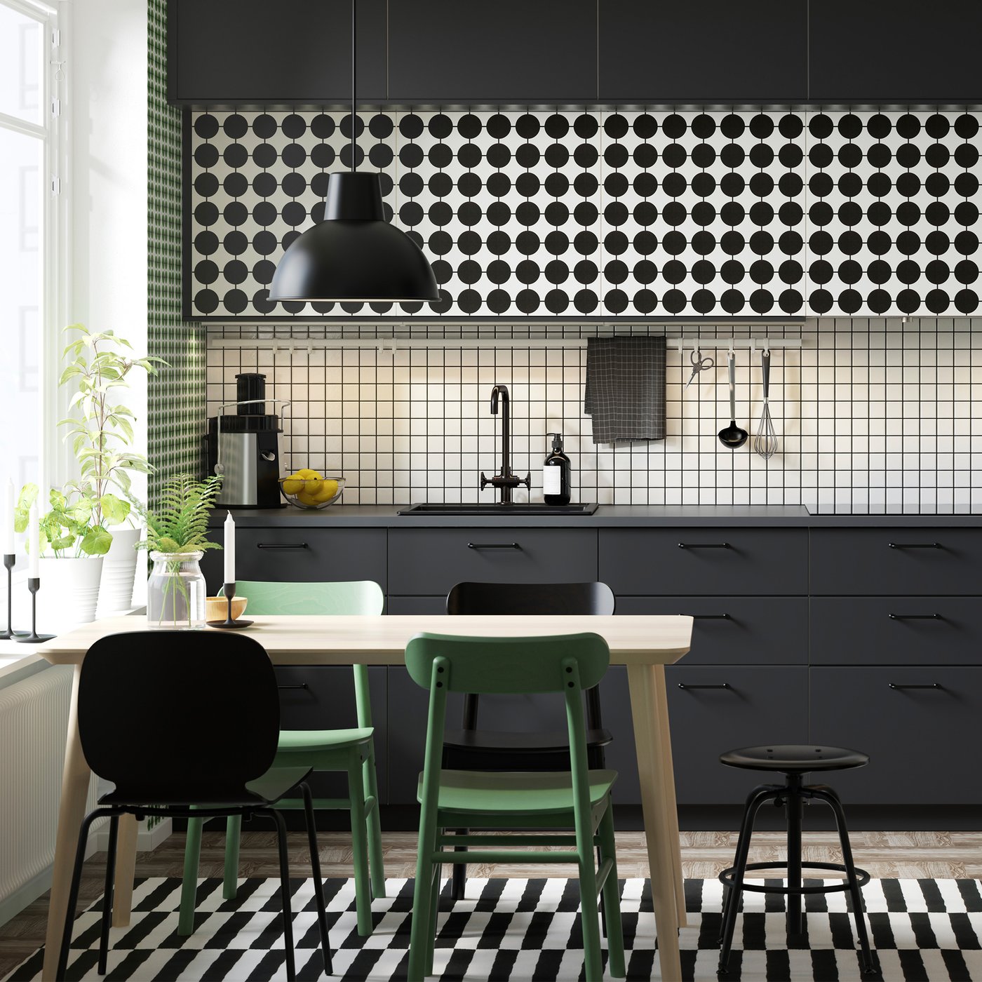 IKEA METOD kitchen, customised with YTTERBYN door fronts, and a kitchen table with chairs.