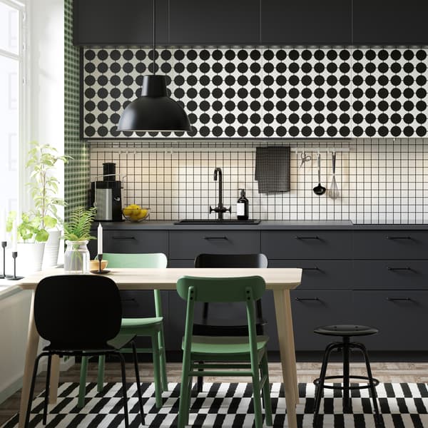 IKEA METOD kitchen, customised with YTTERBYN door fronts, and a kitchen table with chairs.