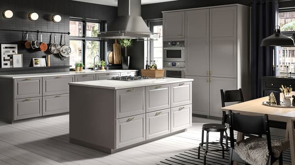 IKEA METOD kitchen, customised with YTTERBYN door fronts, and a kitchen table with chairs.