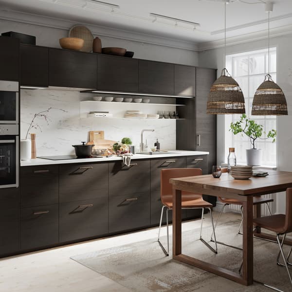 IKEA METOD kitchen, customised with YTTERBYN door fronts, and a kitchen table with chairs.