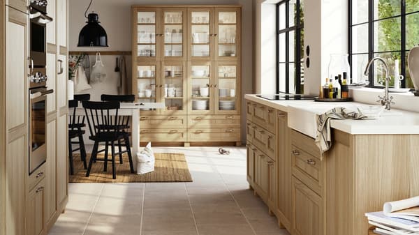 IKEA METOD kitchen with VEDHAM door fronts, white benchtop and dining table with chairs.
