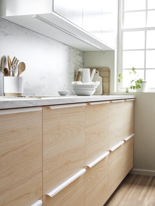 IKEA METOD lower cabinets with ASKERSUND smooth wood ash-effect dawer fronts with white handles