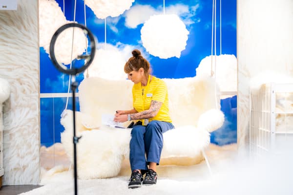 IKEA Mitarbeitende in dunkelblauen Uniformen untersuchen Behälter mit Kopfsalaten.