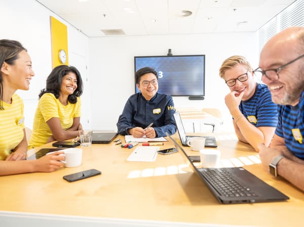 Ikea Mitarbeiter besprechen Lachend Themen in einem modernen Meeting Raum