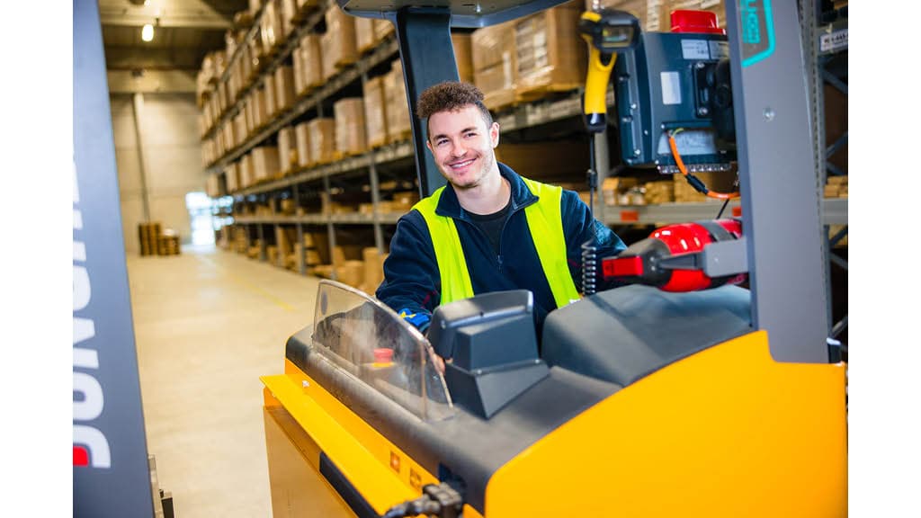 Ikea Mitarbeiter fährt einen Staplerfahrer in einem Logistik Zentrum