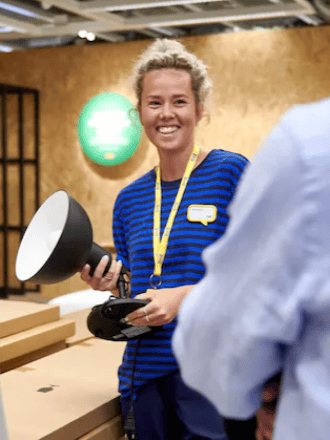 Ikea Mitarbeiter in blauen T shirts besprechen etwas