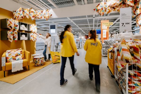 IKEA MItarbeiter in einem IKEA Einrichtungshaus