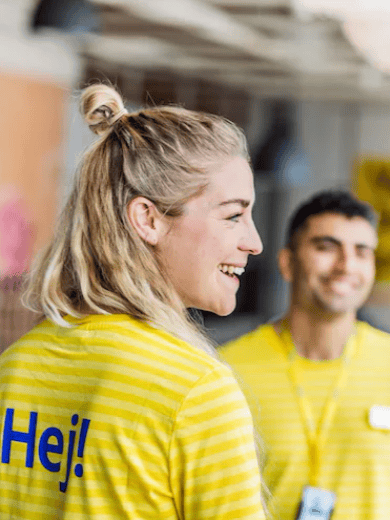 Ikea Mitarbeiter in Gelben T shirts besprechen etwas