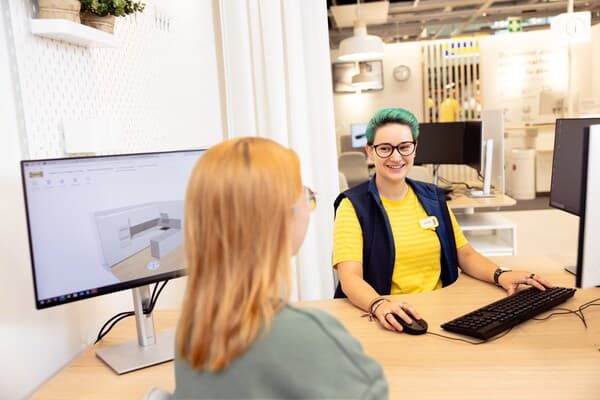 IKEA Mitarbeiterin berät Kundin am Computer zur individuellen Küchenplanung im Planungsstudio – persönliche Unterstützung bei der Küchengestaltung.

