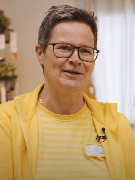 Ikea Mitarbeiterin lächelt in die Kamera