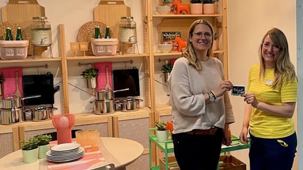 IKEA Mitarbeiterin und Leitung Gutes.Haus übergeben Spende. 