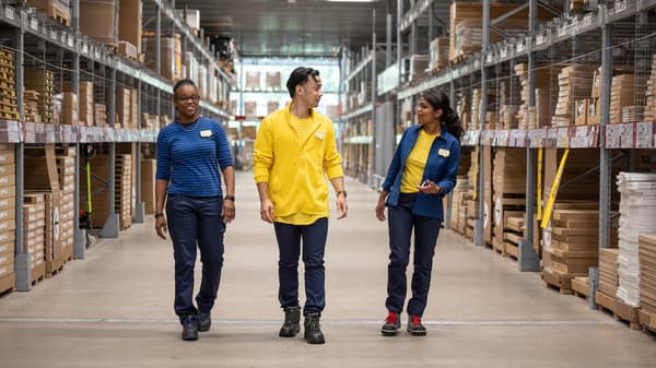 IKEA MitarbeiterInnen bei IKEA Österreich die in der Selbstbedienugnshalle interwegs sind
