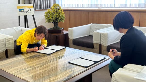IKEA前橋 マーケットマネジャー野山和美が前橋市役所にて包括連携協定を締結している様子