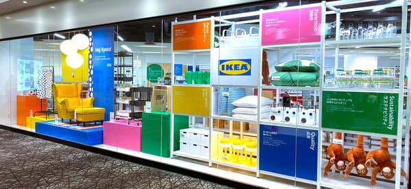 IKEA京都 店内の様子 パーソナルチェアやクッション、サルのぬいぐるみなどが展示されている様子