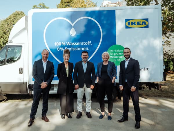 IKEA Österreich stellt Wasserstoff-Trucks vor
(v.l.) Andreas Haller (Gründer und Vorstandsvorsitzender Quantron AG), Melanie Eltzner (Customer Fulfillment Manager IKEA Österreich), Alpaslan Deliloglu (CEO und Chief Sustainability Officer IKEA Österreich), Linda Kirchberger (Head of Decarbonisation and New Technologies Wien Energie), Hans-Jürgen Salmhofer (Abteilung II/1 Mobilitätswende im Bundesministerium für Klimaschutz, Umwelt, Energie, Mobilität, Innovation und Technologie (BMK)) ©Niklas Stadler