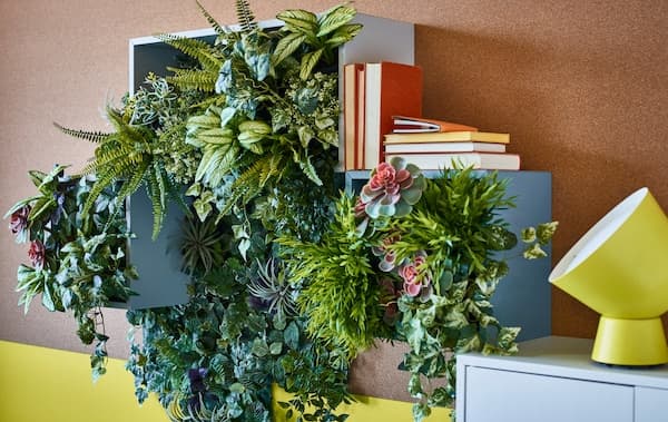 IKEA offre una varietà di piante e fiori artificiali per arredare la casa. La pianta artificiale con vaso a sospensione FEJKA, in plastica, si pulisce facilmente e ha una lunghezza di 70 cm. Accostata ad altre piante artificiali è ideale per decorare le pareti. - IKEA