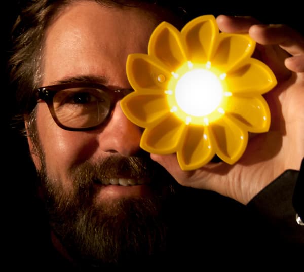 IKEA와 함께한 에너지 프로젝트의 일환으로 옐로 플라워 조명을 들고 있는 사회적 아티스트 Olafur Eliasson의 사진